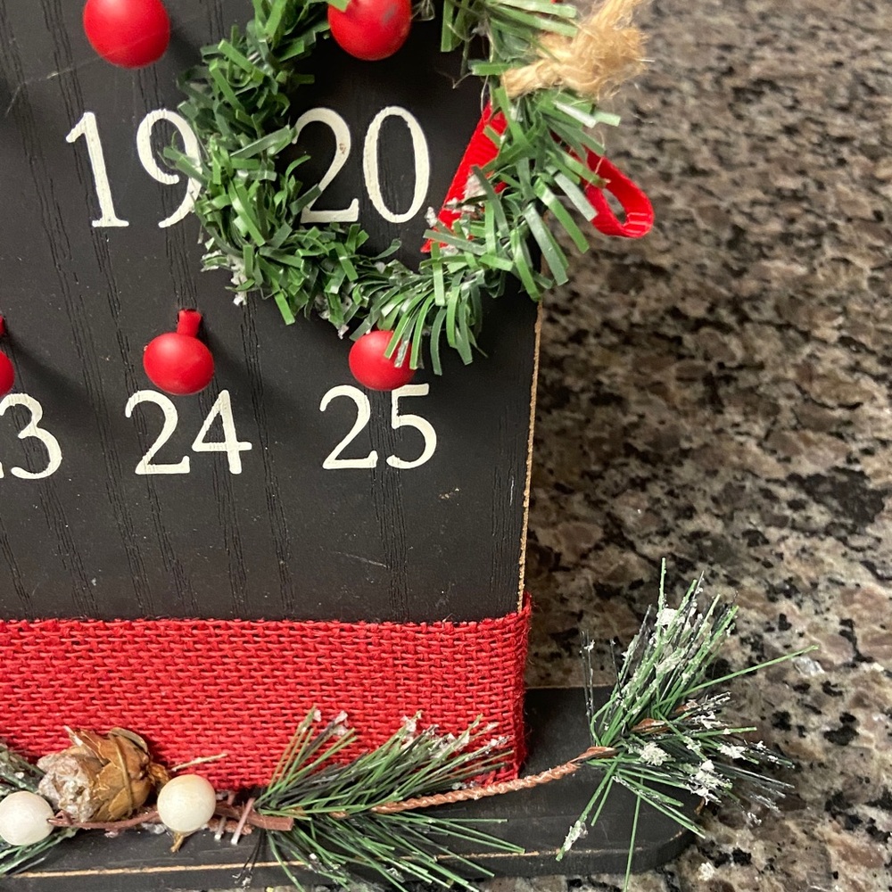 Christmas wood Advent Calendar with wreath count down black Red Accents - Picture 5 of 10